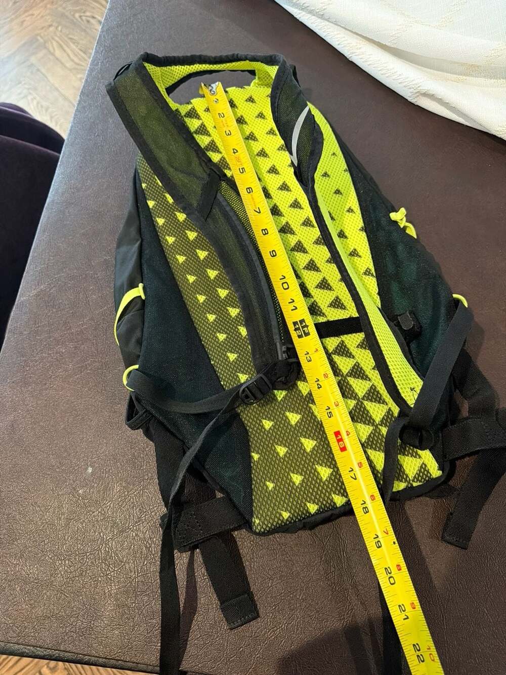 Nike Run Engineered Ultra-Light Running Backpack NEON W Black Volt 15L FAST - Picture 3 of 6